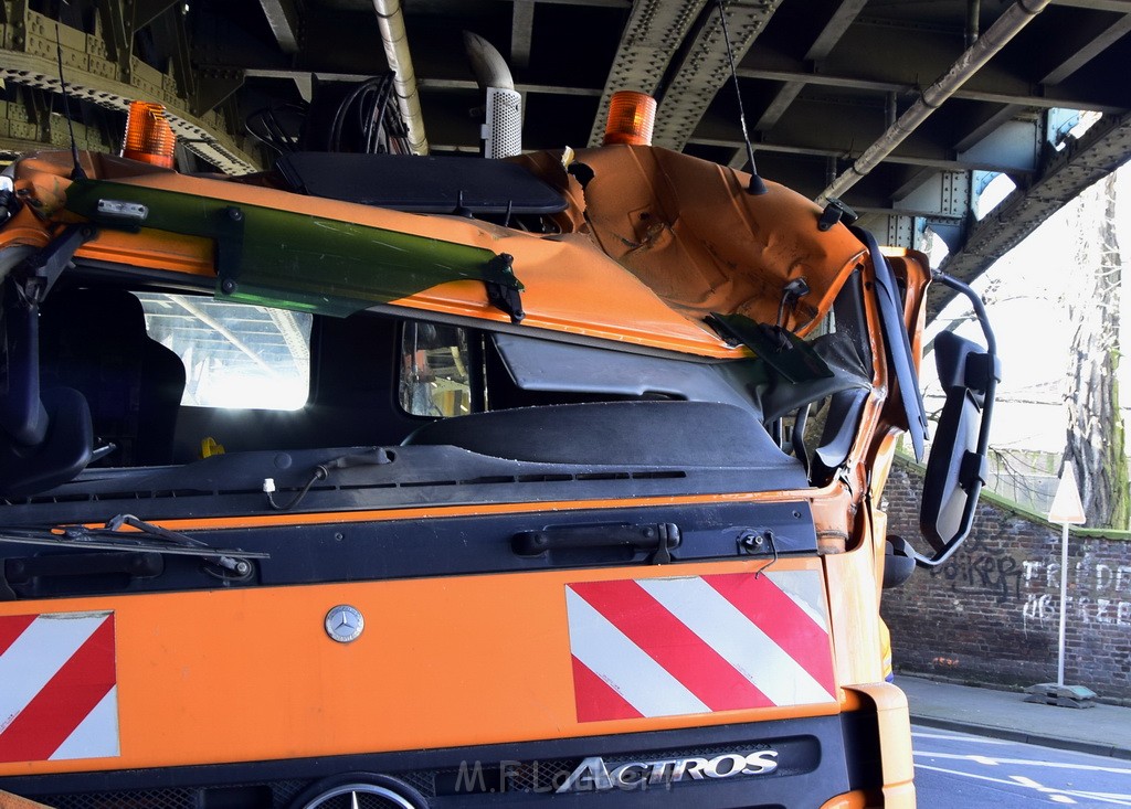 LKW blieb unter Bruecke haengen Koeln Deutz Deutz Muelheimerstr P133.JPG - Miklos Laubert